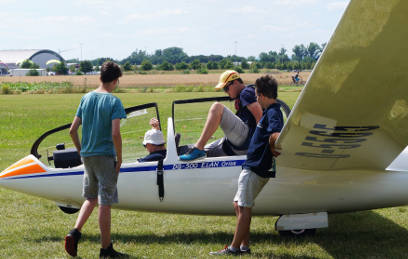 Schülerhort zu Besuch am Flugplatz