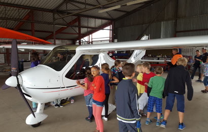 Schülerhort zu Besuch am Flugplatz