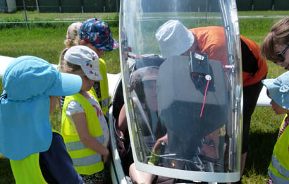 Kita zu Besuch am Flugplatz