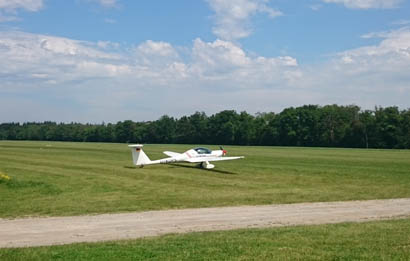 Kita zu Besuch am Flugplatz