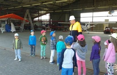 Kita zu Besuch am Flugplatz