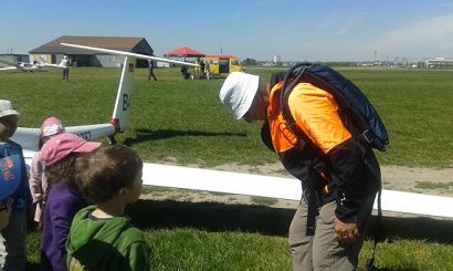 Kita zu Besuch am Flugplatz