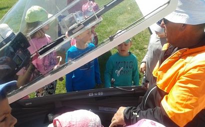 Kita zu Besuch am Flugplatz